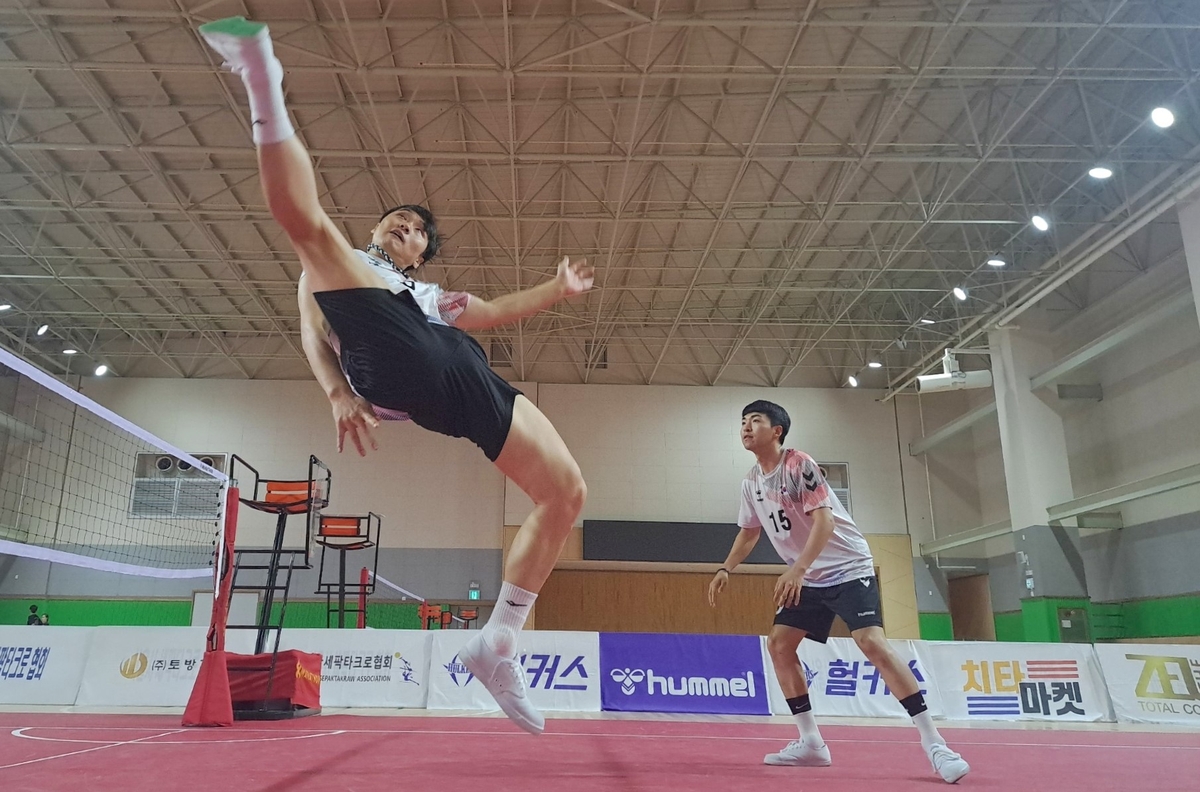 唐斯踢到小珀尔特尔，裁判判双方犯规各打五十大板
